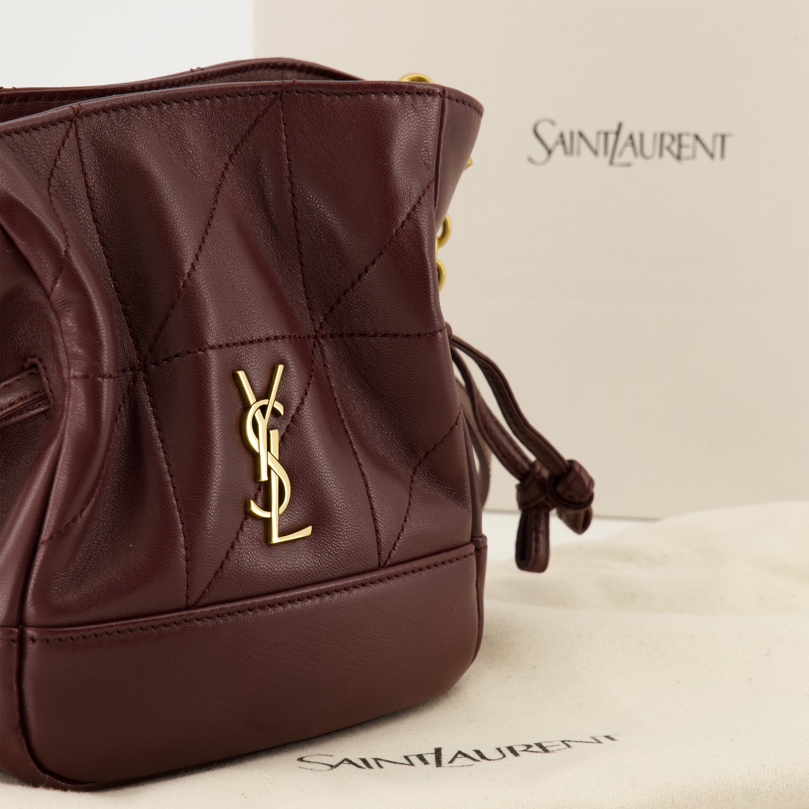 Image de l'article Sac seau Jamie mini en cuir bordeaux de la marque Saint Laurent pour Femme - Saison Printemps-Été 2026 - Vue détaillée_2
