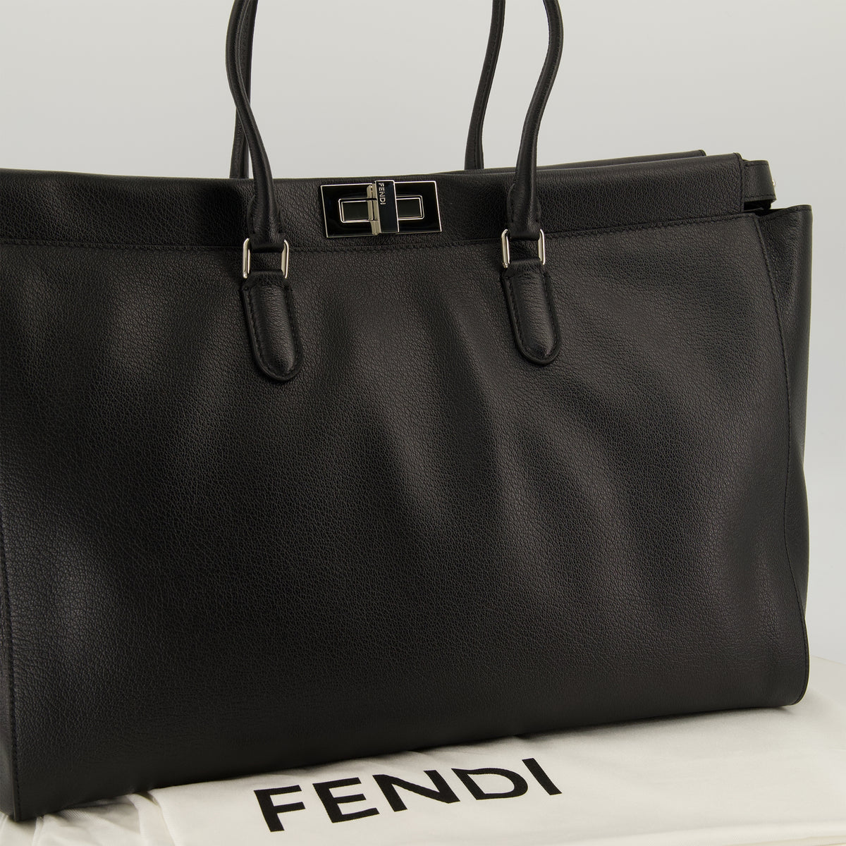 Sacs cabas ブラックグレインレザーのラージピーカブー トート Fendi Noir Homme