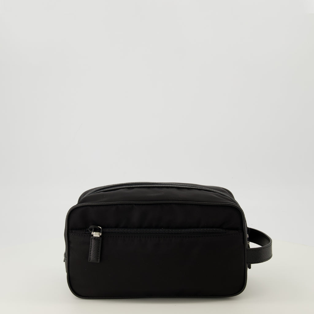 プラダのメンズ用ブラックリナイロンとサフィアーノレザーのポーチの画像 - 2026年春夏 - 後ろからのビュー