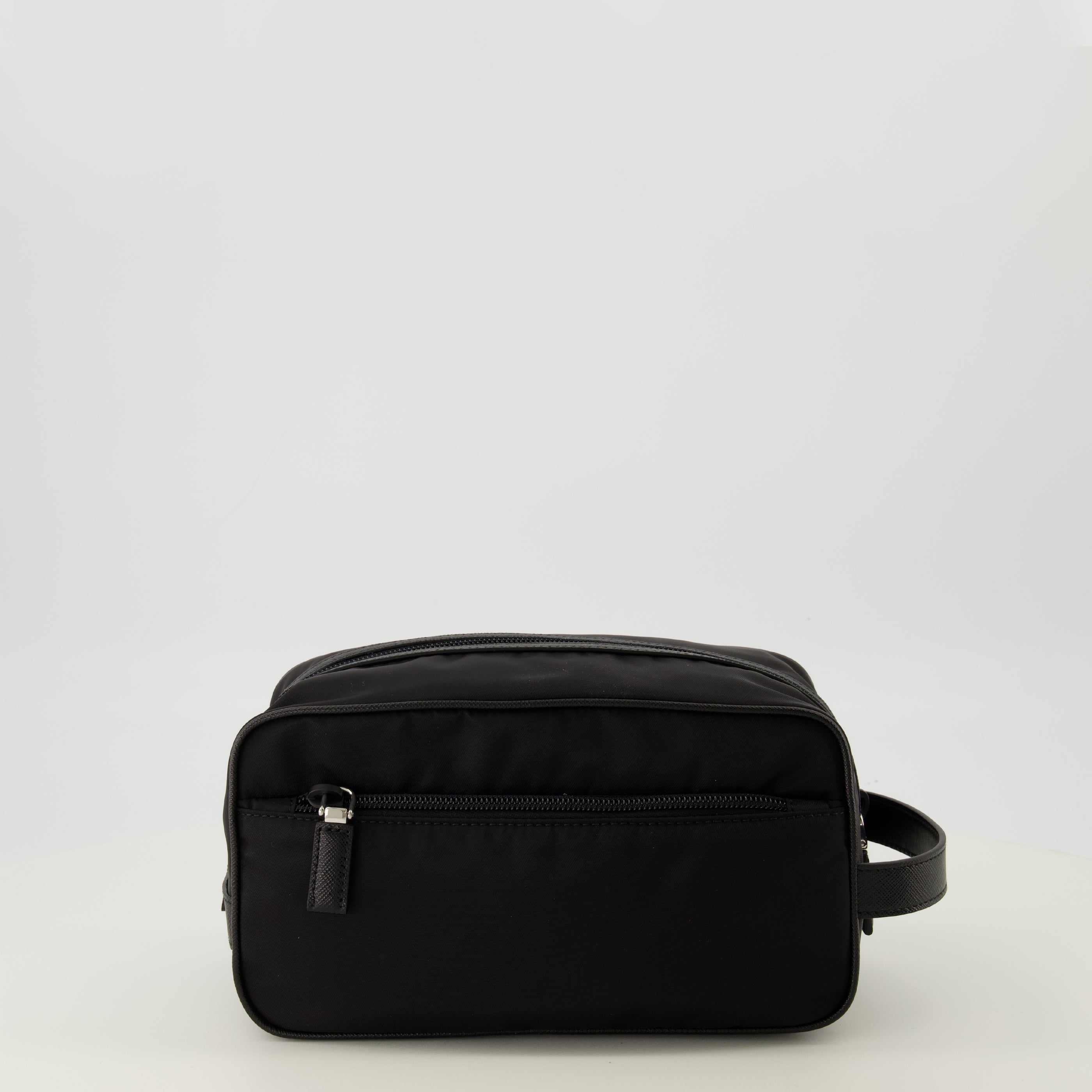 Image de l'article Pochette noire en Re-Nylon et cuir Saffiano de la marque Prada pour Homme - Saison Printemps-Été 2026 - Vue de Dos