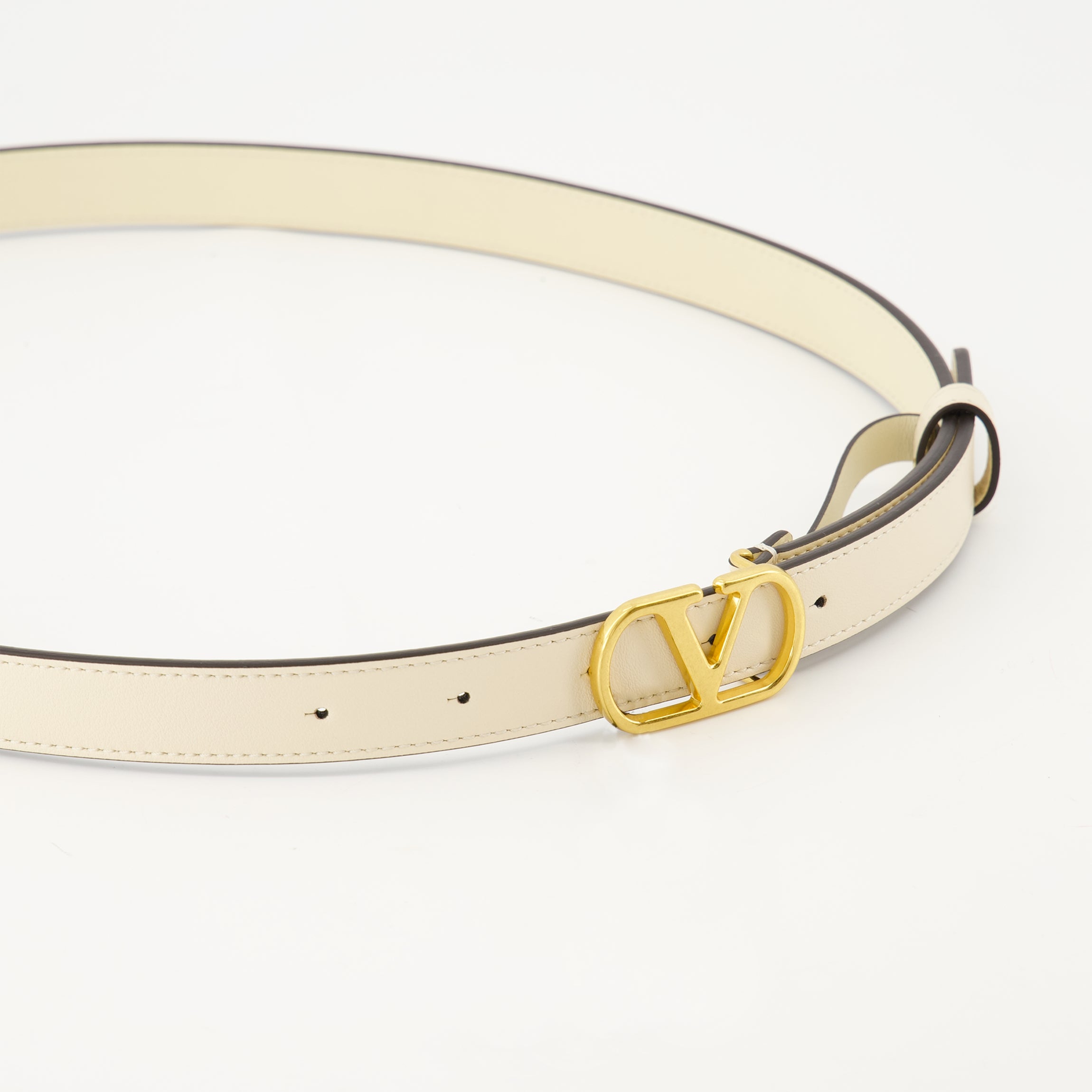 Image of the Valentino Garavani Women's VLogo Belt - Fall-Winter 2025 - Detailed View 2