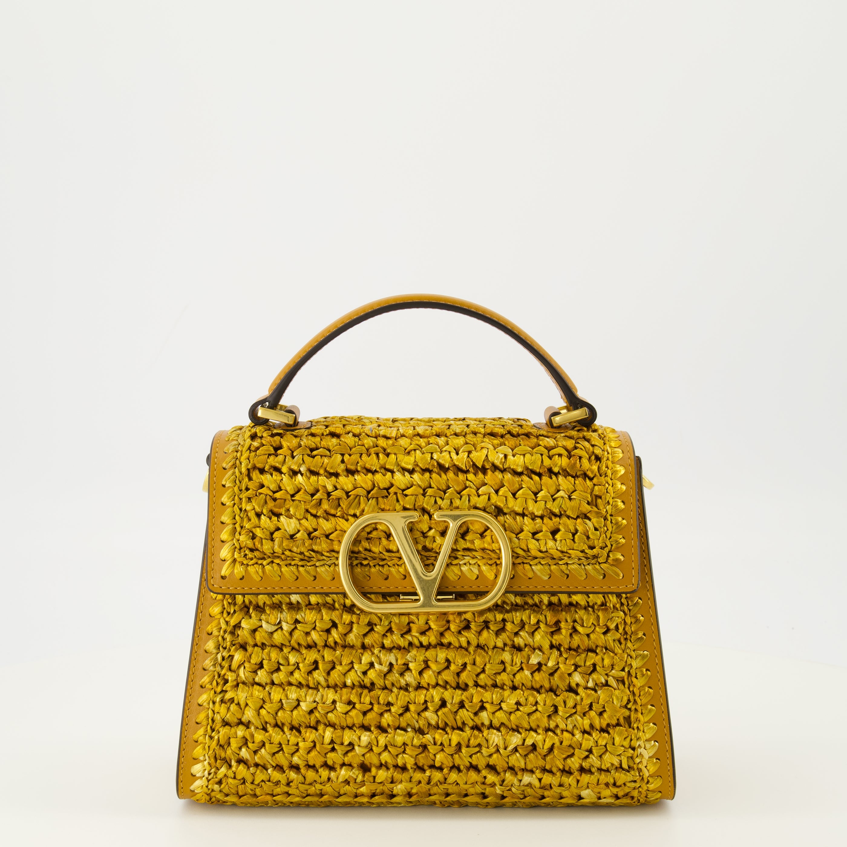 Image de l'article Mini Sac VSling en tissu effet raphia doré de la marque Valentino Garavani pour Femme - Saison Printemps-Été 2026 - Vue de Face