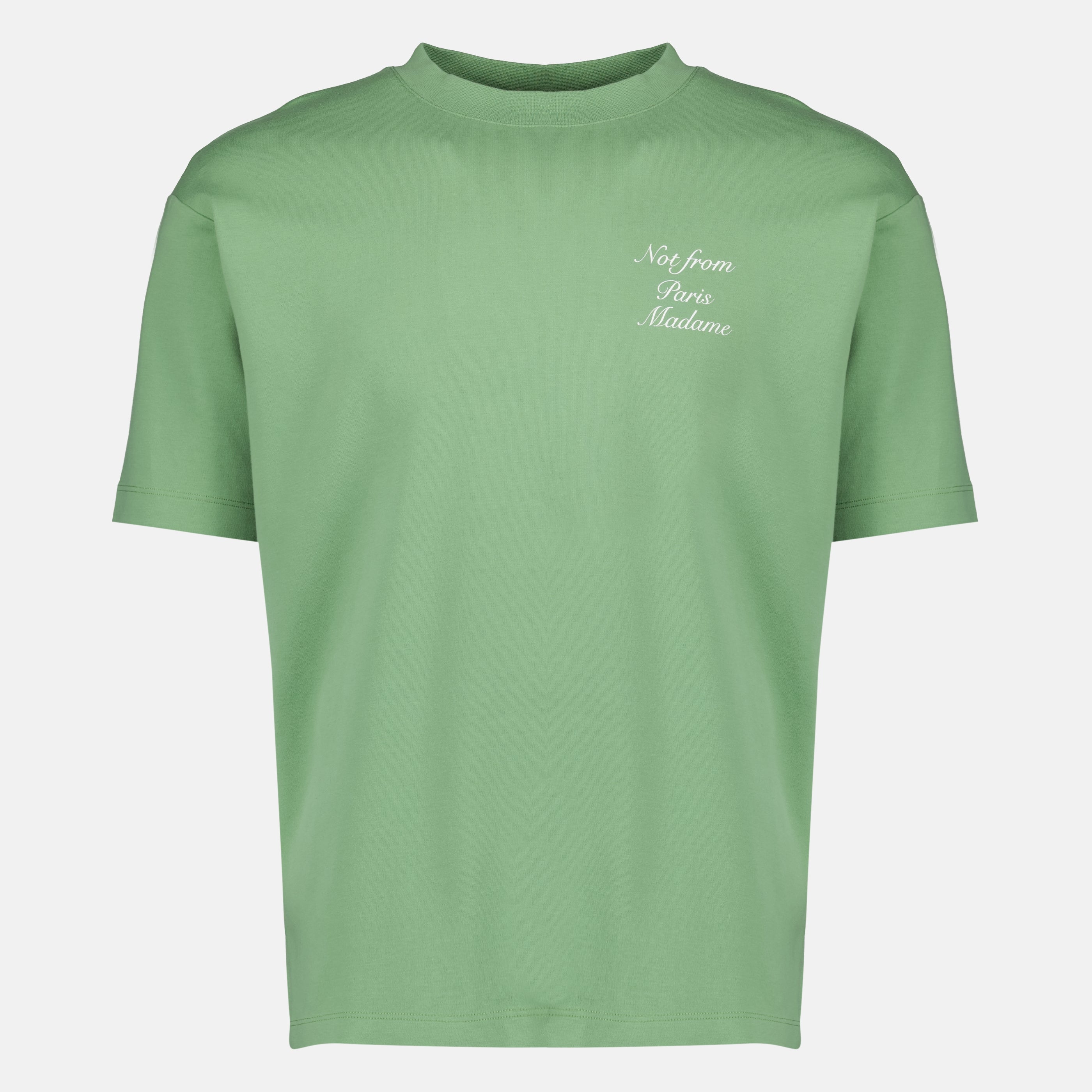 Imagem da t-shirt verde com slogan em caligrafia da marca Drole De Monsieur para Homem - Temporada Primavera-Verão 2026 - Vista Frontal