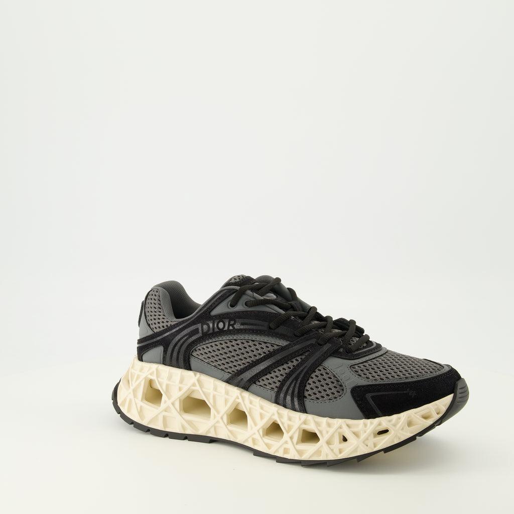 Bild der Dior Herren B35 grauen Sneakers - Frühjahr/Sommer 2026 - Rechte Dreiviertelansicht von vorne