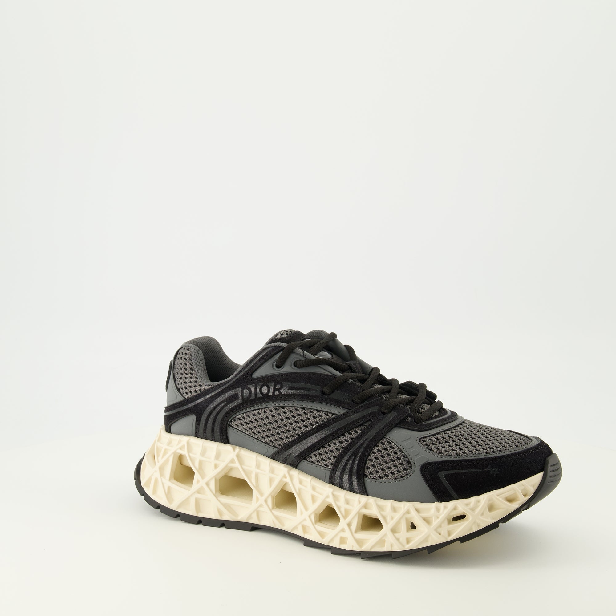 Bild der Dior Herren B35 grauen Sneakers - Frühjahr/Sommer 2026 - Rechte Dreiviertelansicht von vorne