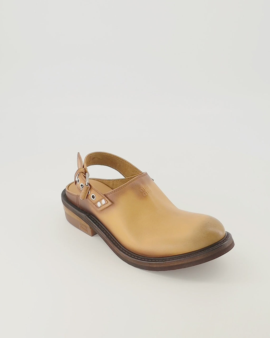 Chaussures ouvertes Mules en cuir Foule Miu Miu Marron Femme