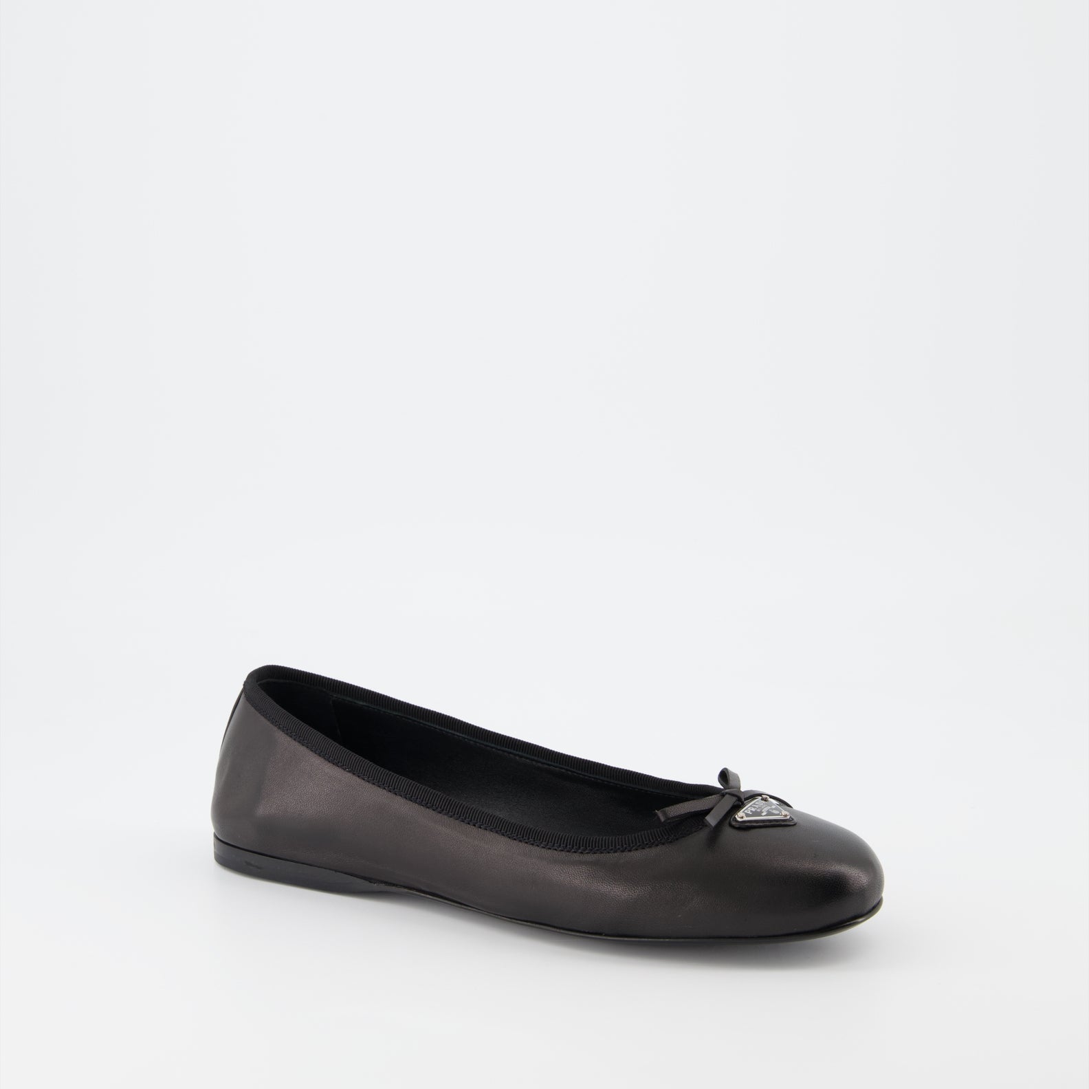 Chaussures plates Ballerines en nappa Prada Noir Femme