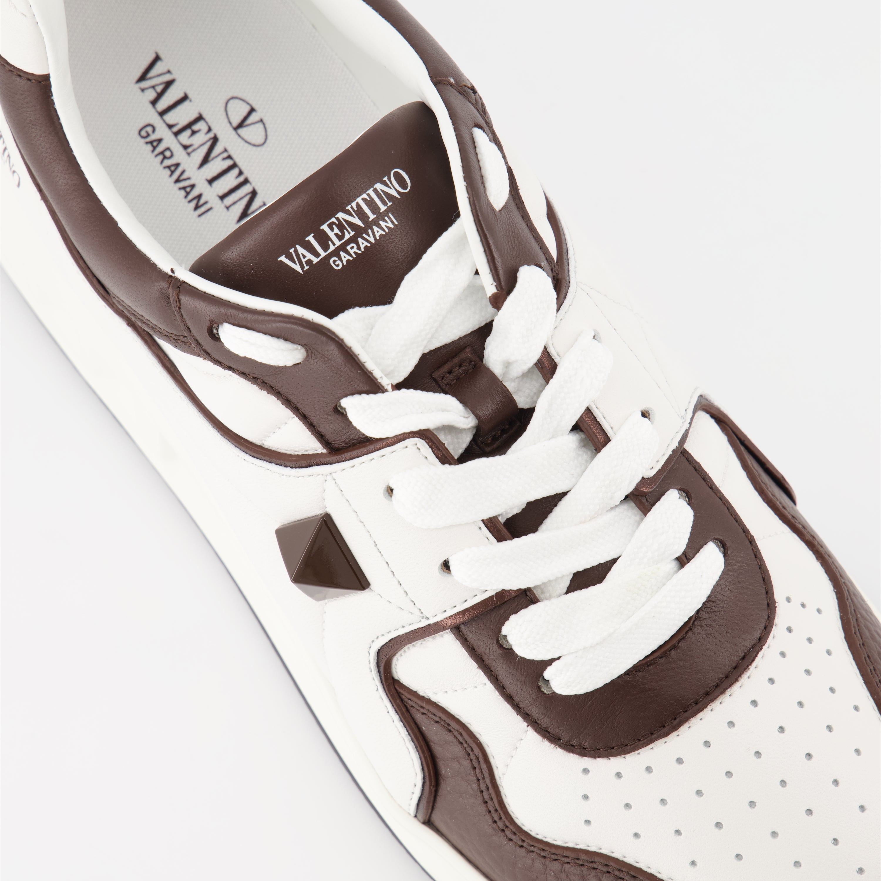 Baskets One Stud marron blanc