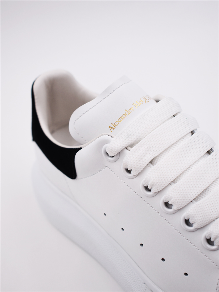 スニーカー オーバーサイズスニーカー Alexander McQueen 黒 女性