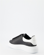 スニーカー オーバーサイズスニーカー Alexander McQueen 黒 女性