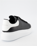 スニーカー オーバーサイズスニーカー Alexander McQueen 黒 女性