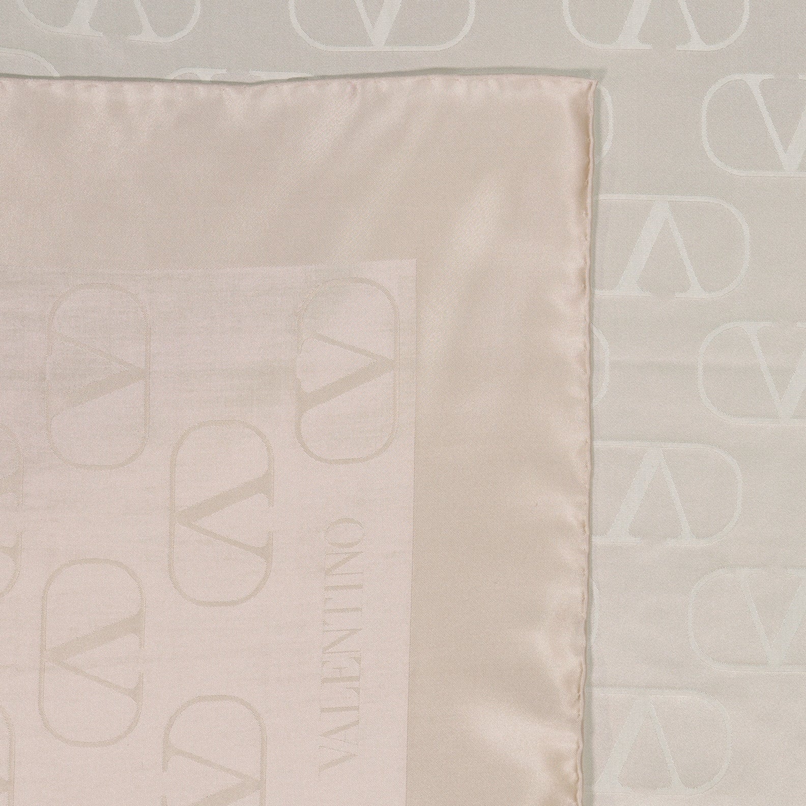 Lenços e luvas Châle en soie VLogo Signature Valentino Garavani Bege Femme