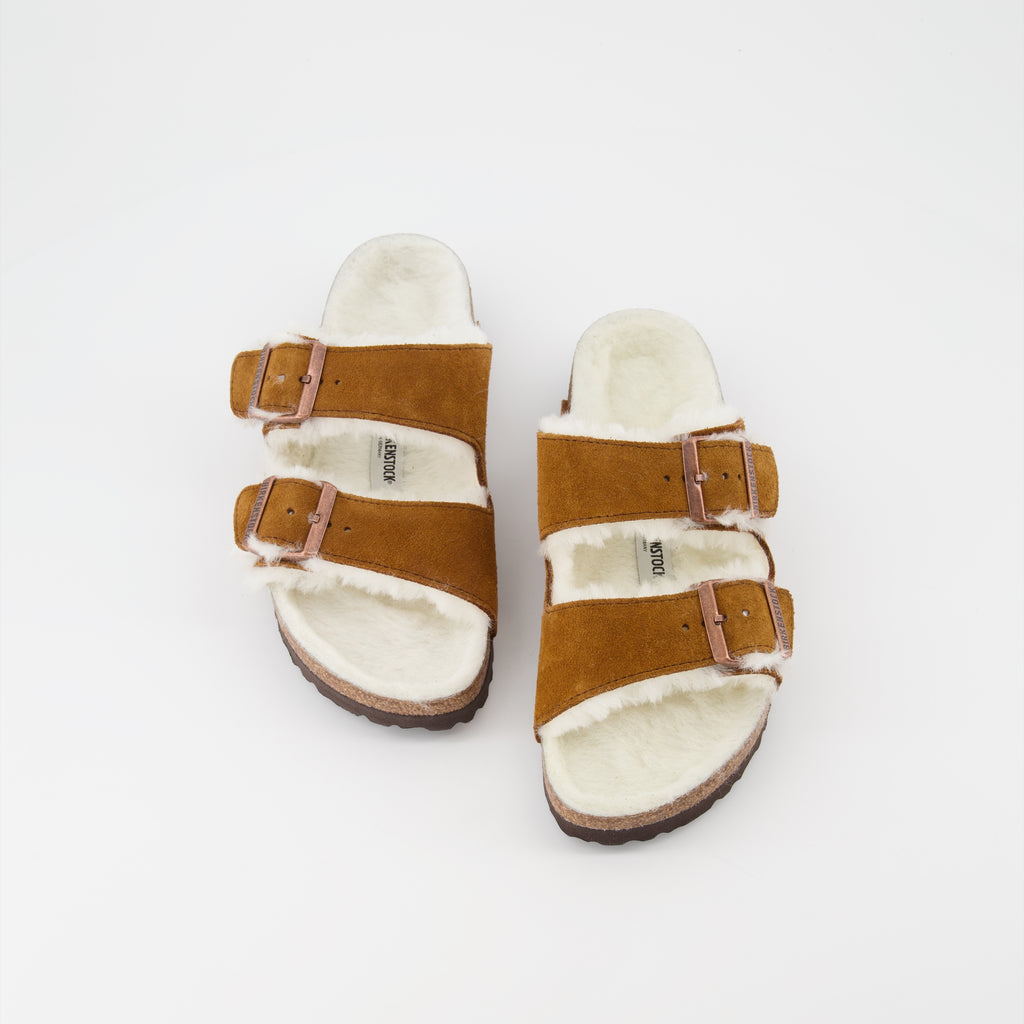 Chaussures ouvertes Claquettes en fourrure Birkenstock Marron Femme