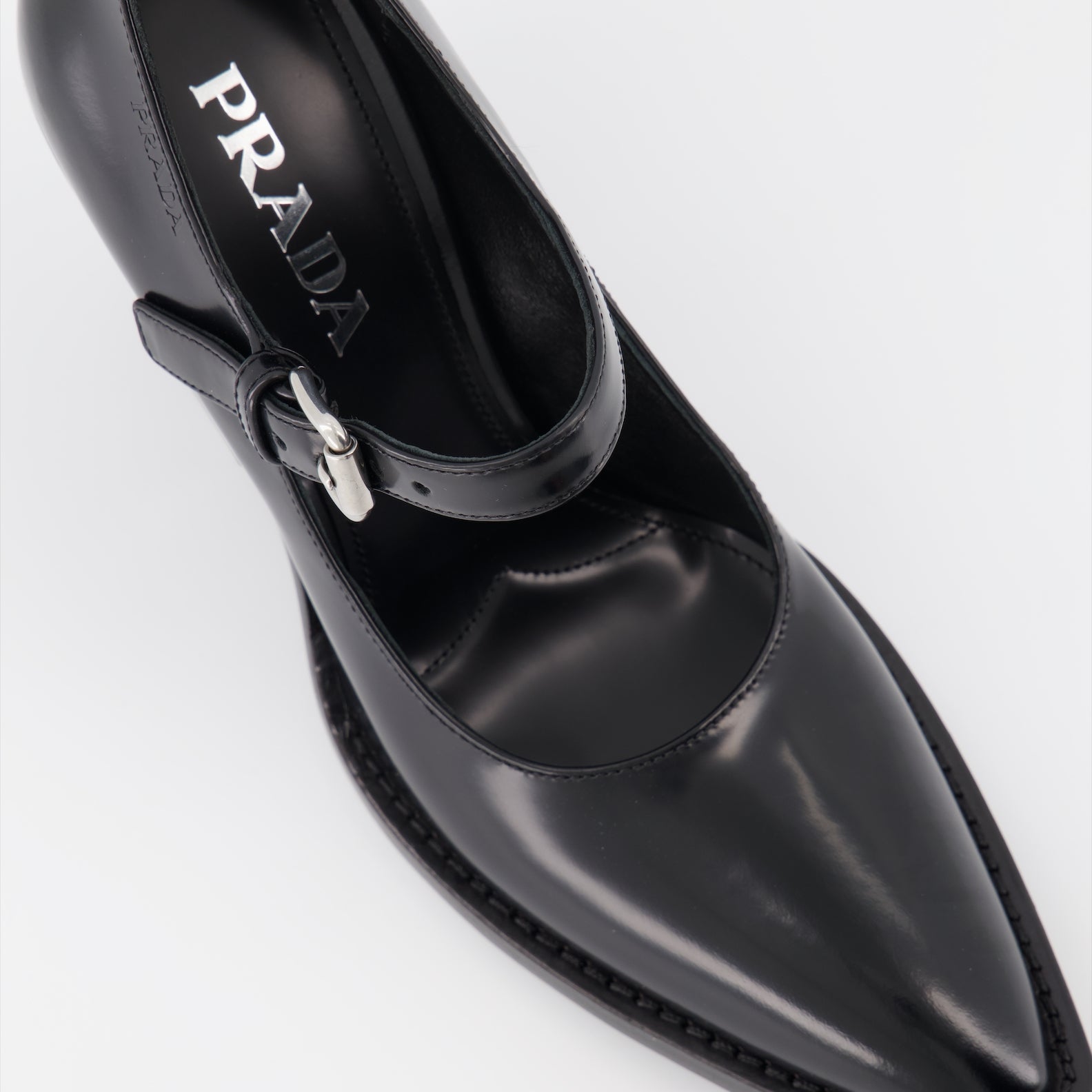 Escarpins Escarpins en cuir brossé Prada Noir Femme