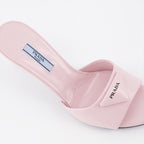 Chaussures ouvertes Mules en cuir Prada Rose Femme