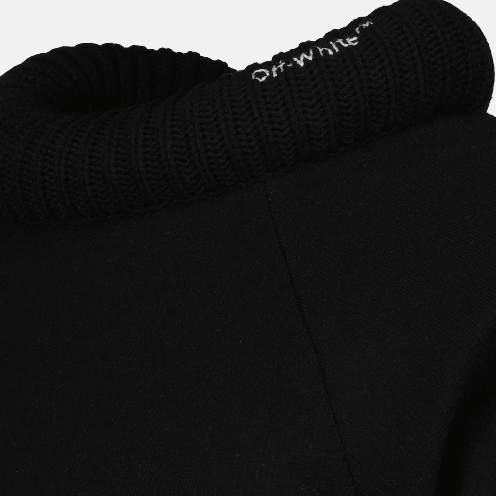 Pull à col noir