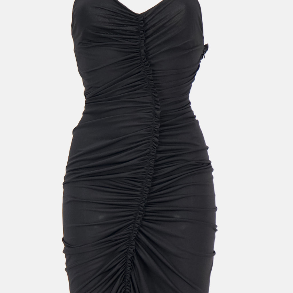 Robe noire froncée