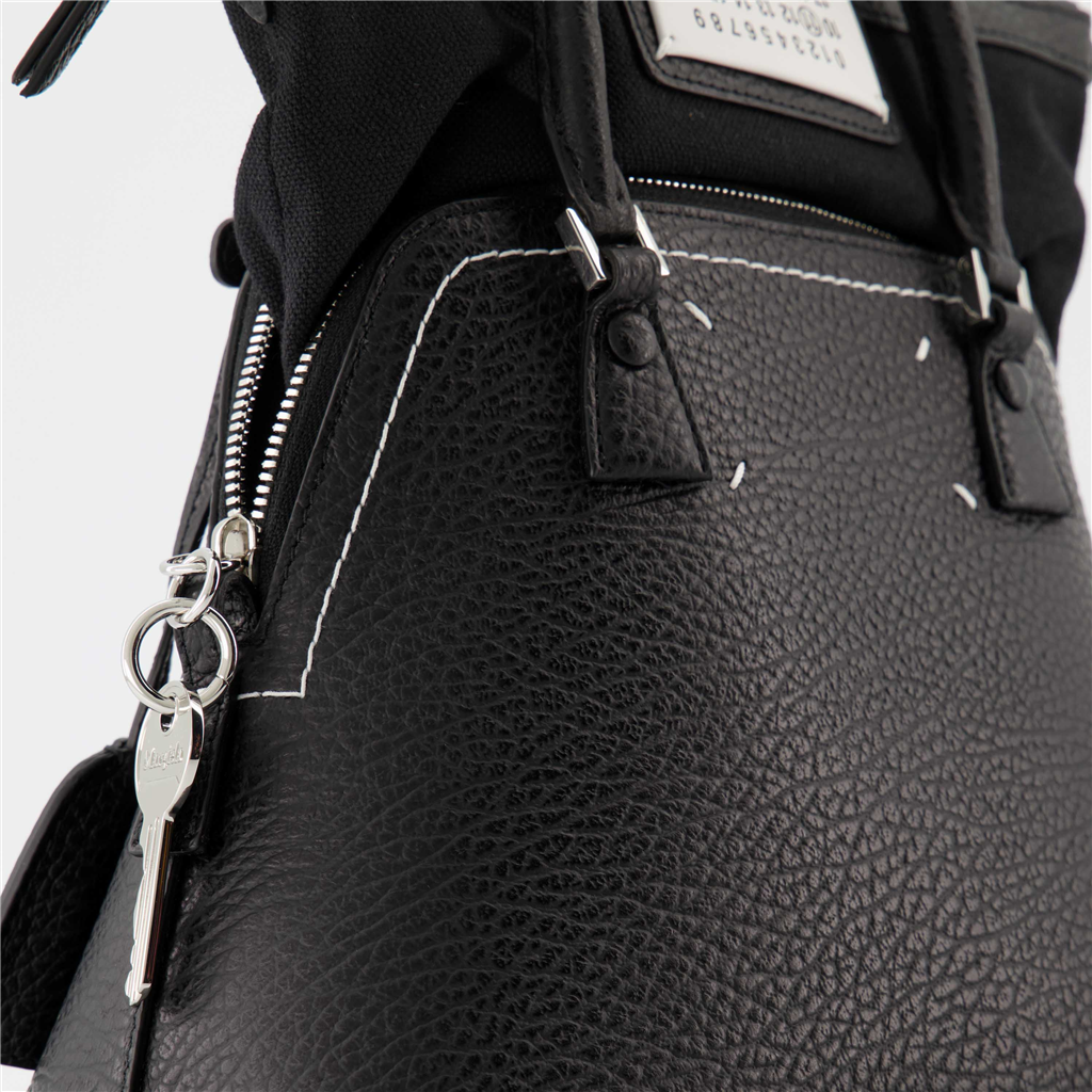 ハンドバッグ・ショルダーバッグ ショルダーバッグ ブラック Maison Margiela 黒 女性
