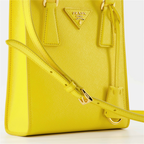 クロスボディバッグ サフィアーノバッグ Prada 黄色 女性